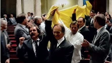 Ukraine WOW та "Повернись живим" відтворили легендарний Прапор Незалежності - 290x166