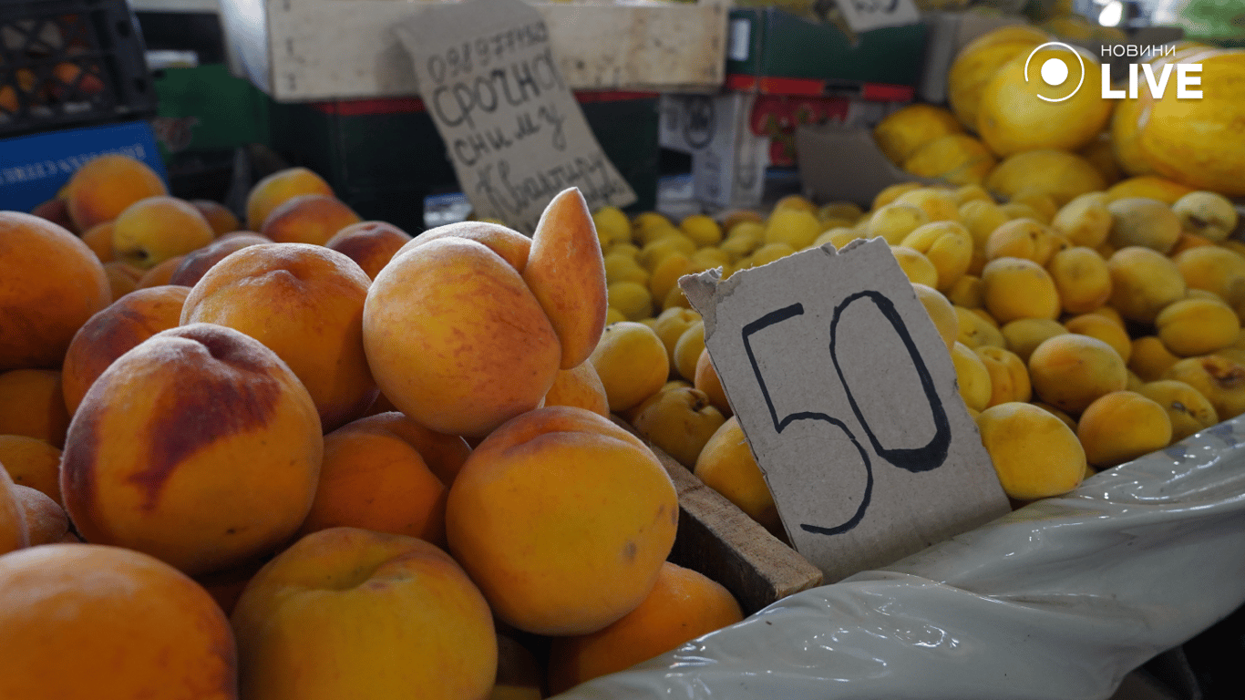Ценник на персики на "Привозе". Фото: Новости.
