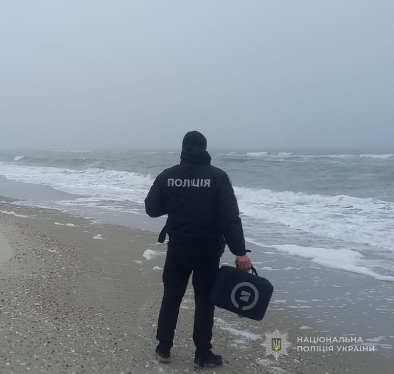 Поліцейські шукають зниклих чоловіків у Чорному морі