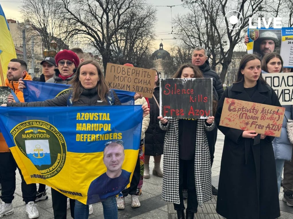 Акция в поддержку пленных азовцев во Львове