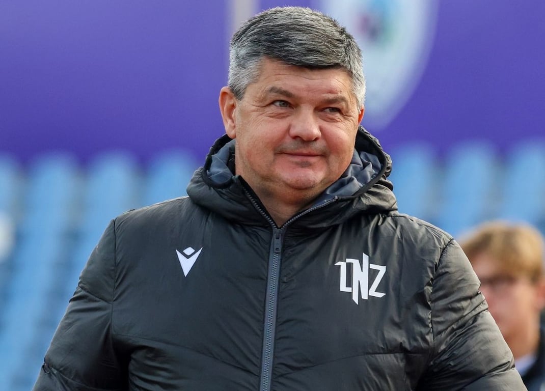 Виталий Пономарев руководит ЛНЗ во время матча