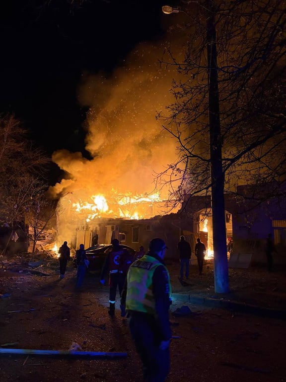 Пожежа в Одесі після обстрілу вночі 24 квітня 2026 року 