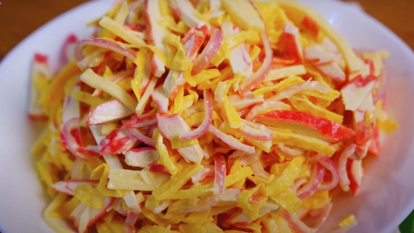 Салат с капустой, омлетом и крабовыми палочками - рецепт с фотографиями - Patee. Рецепты