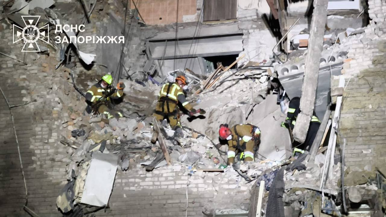 Рятувальники розбирають завали після російських ударів по Запоріжжю 19 липня 2026 року