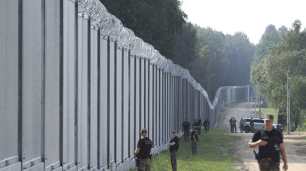 На Львівщині судили чоловіка за спробу перелізти через паркан на кордоні - 285x160