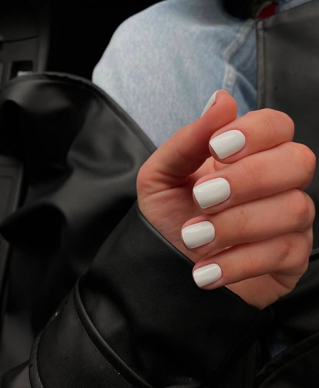 Білі нігті мають дуже стильний вигляд