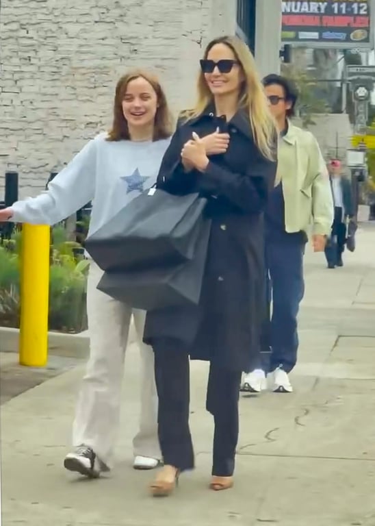 Джоли с дочерью Вивьен в Лос-Анджелесе