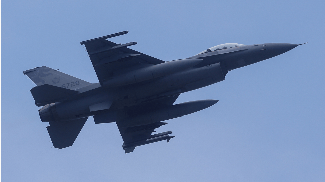 На Байдена тиснуть щодо передачі Україні винищувачів F-16: що відповів президент США