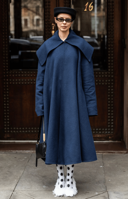 З яким одягом можна носити темно-синє пальто