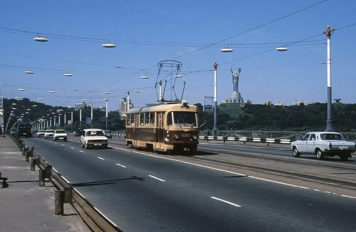 Трамвай на мосту Патона в Києві