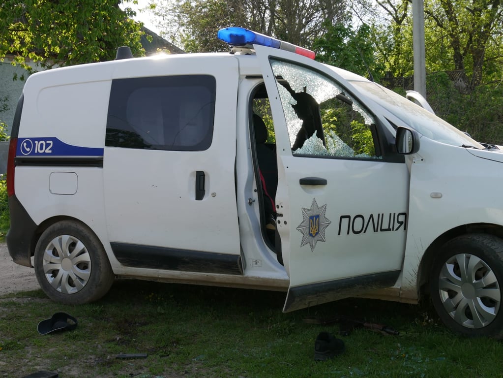 Пошкоджена поліцейська автівка внаслідок стрілянини в Хмельницькій області 15 травня 2026 року