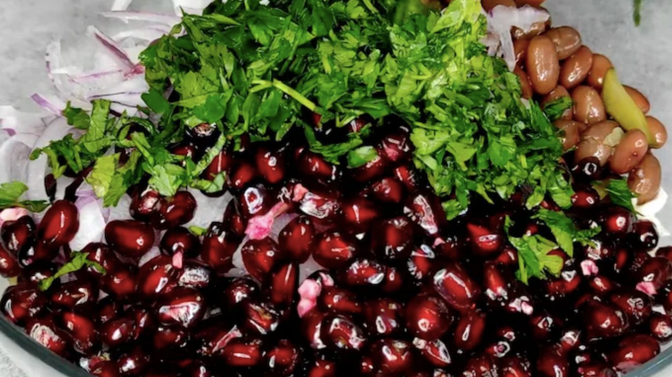 рецепт салату з куркою, гранатом, квасолею та маринованими огірками
