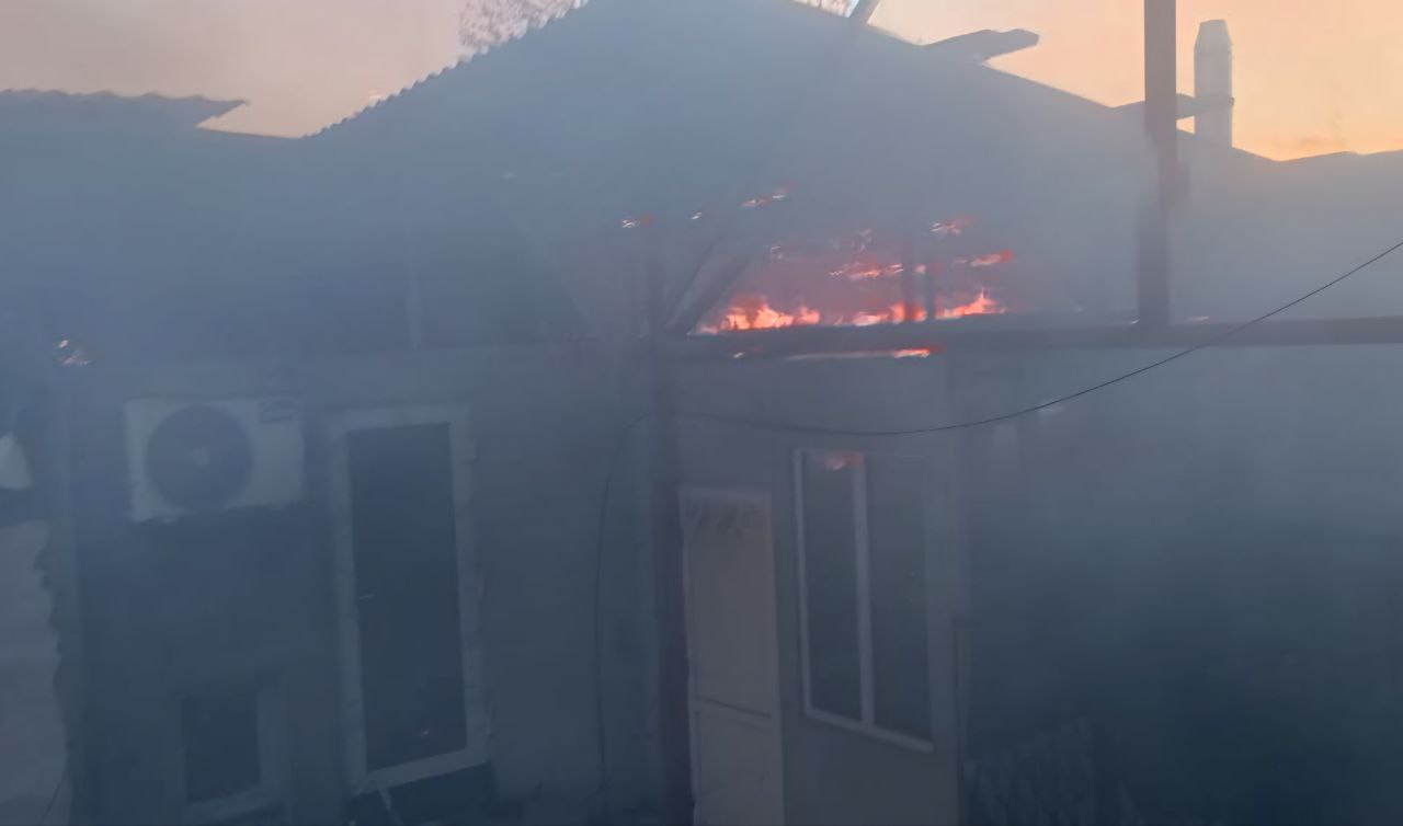 Пожежа після обстрілу на Нікопольщині: вогонь охопив приватний будинок