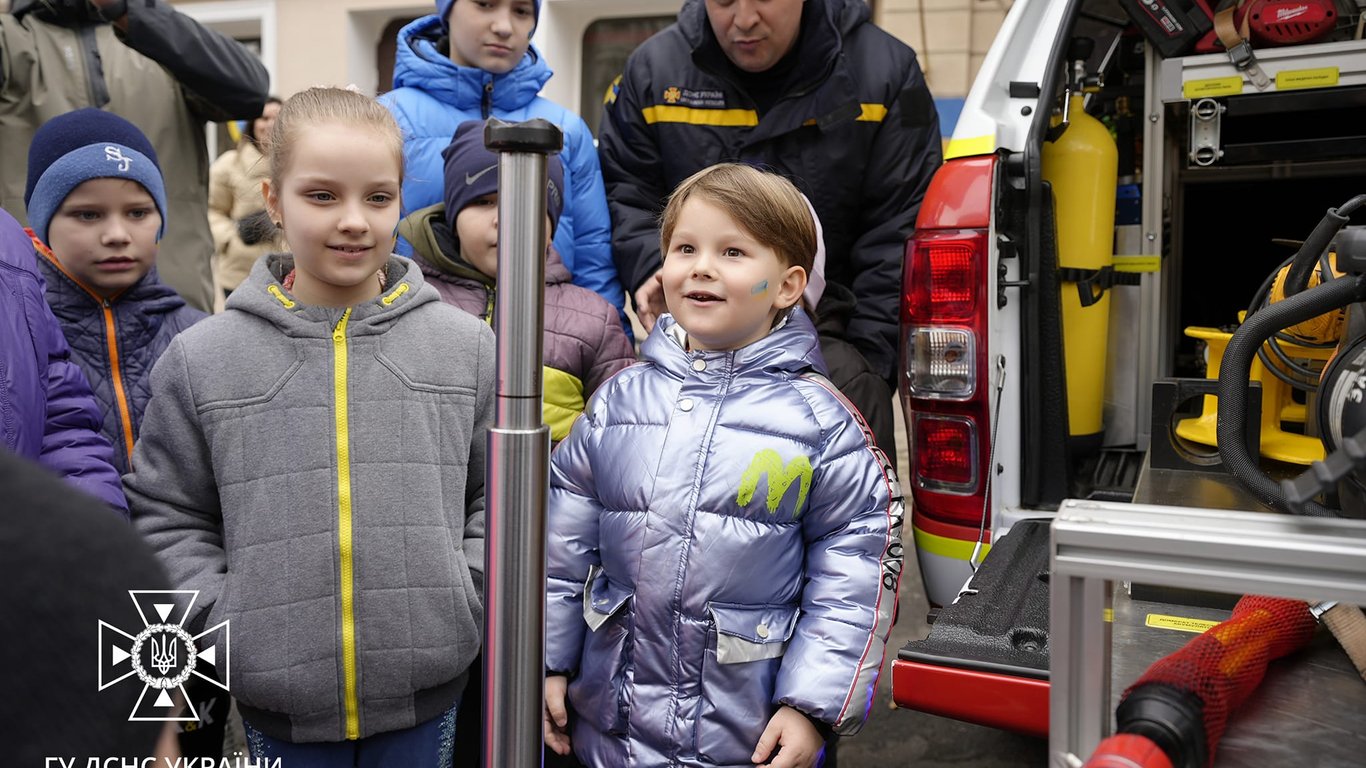 Одесские спасатели научили детей переселенцев правилам безопасности