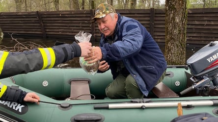 Потоп на Черкащині: святкові паски людям доставляли на човнах - 285x160