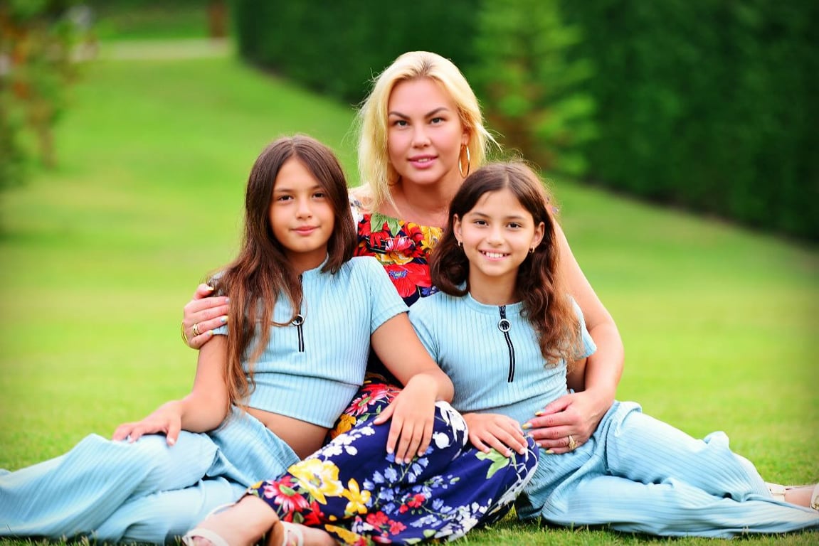 Співачка Камалія з доньками