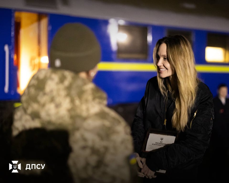 Прикордонники вручили Анджеліні Джолі символіку України - фото - фото 2