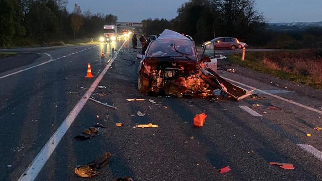 Возле Львова водитель грузовика совершил тройное ДТП — есть пострадавшие