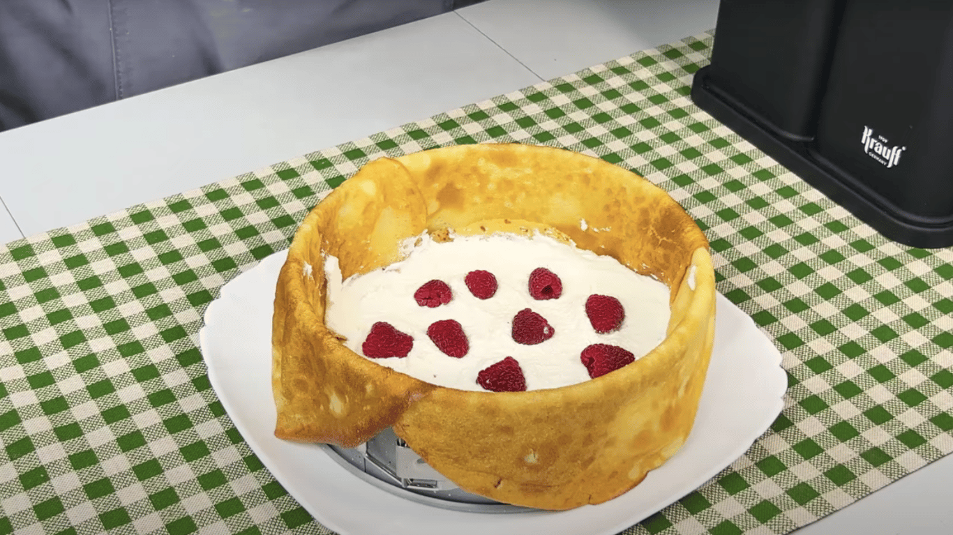 смачний торт з млинців з малиною