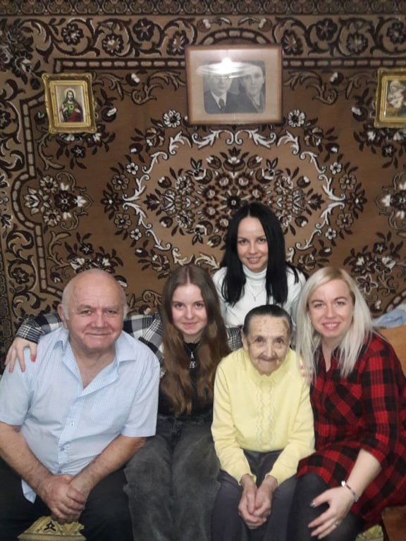 Євгенія Тесленко з внучками, правнучкою та сином. Фото: Вікторія Самотій