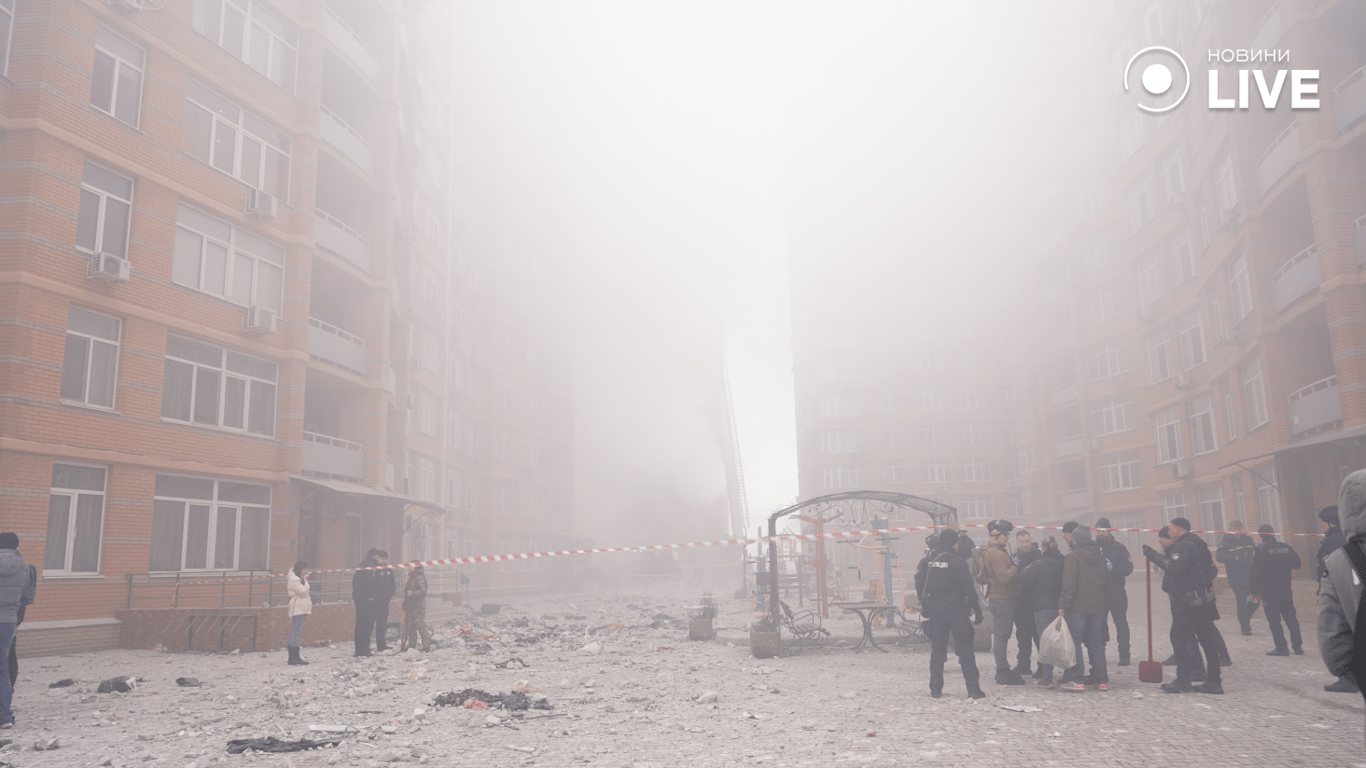 Рятувальники біля будинку ЖК "Люксембург" в Одесі після влучання російської ракети