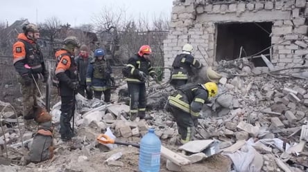 Донецкие спасатели до сих пор разыскивают пострадавших в результате обстрела Покровска - 285x160