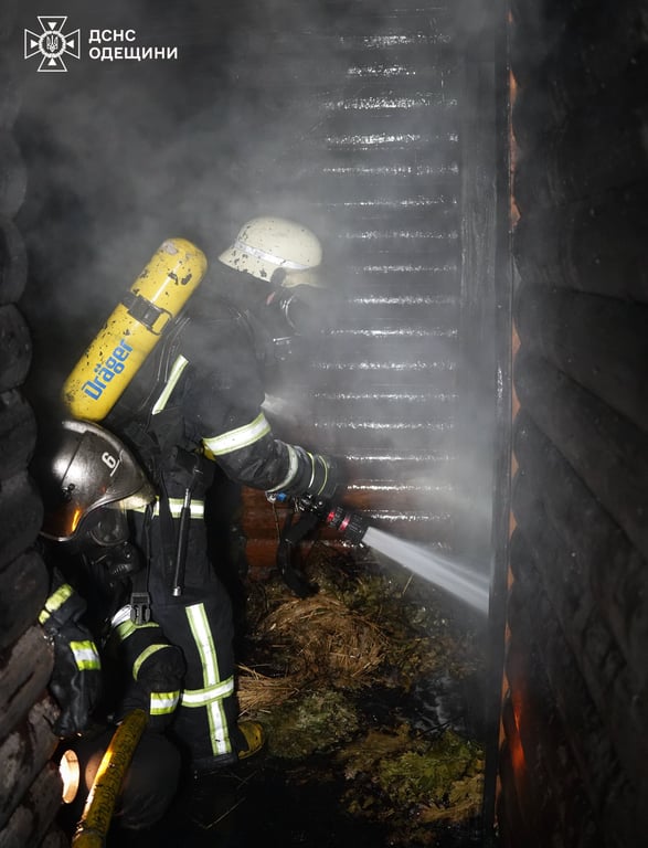 Рятувальник у задимленому приміщенні