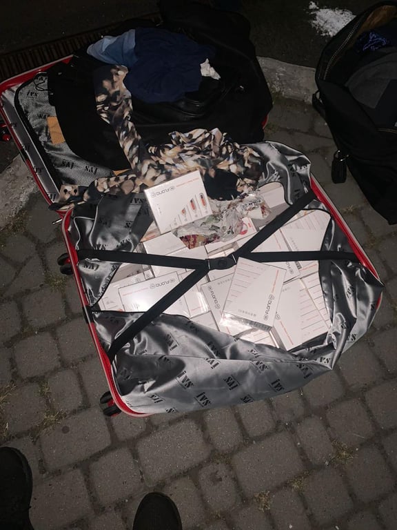 чемодан с сигаретами