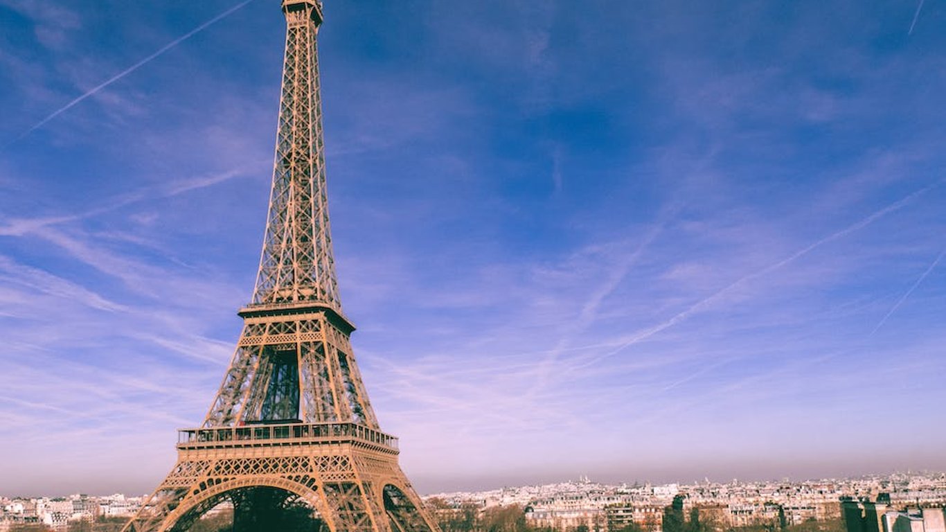 Во Франции мужчина прыгнул с парашютом с Эйфелевой башни