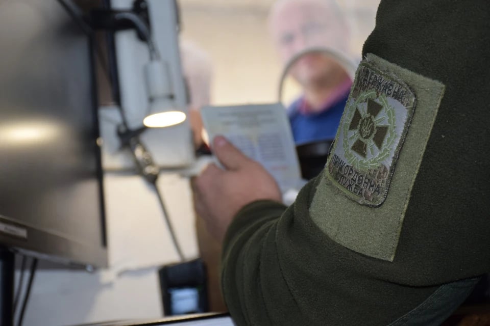 Выезд за границу для мужчин с 1 августа: кто имеет право