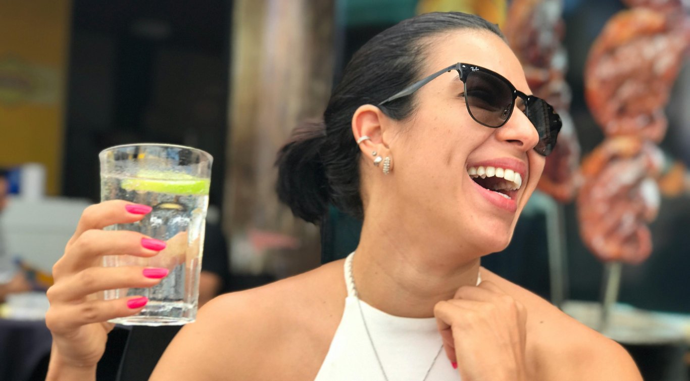 Девушка пьет воду