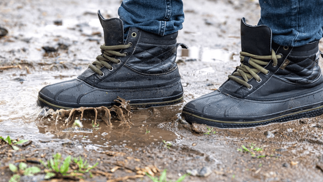 Как высушить мокрую обувь быстро и без проблем, когда дома нет света