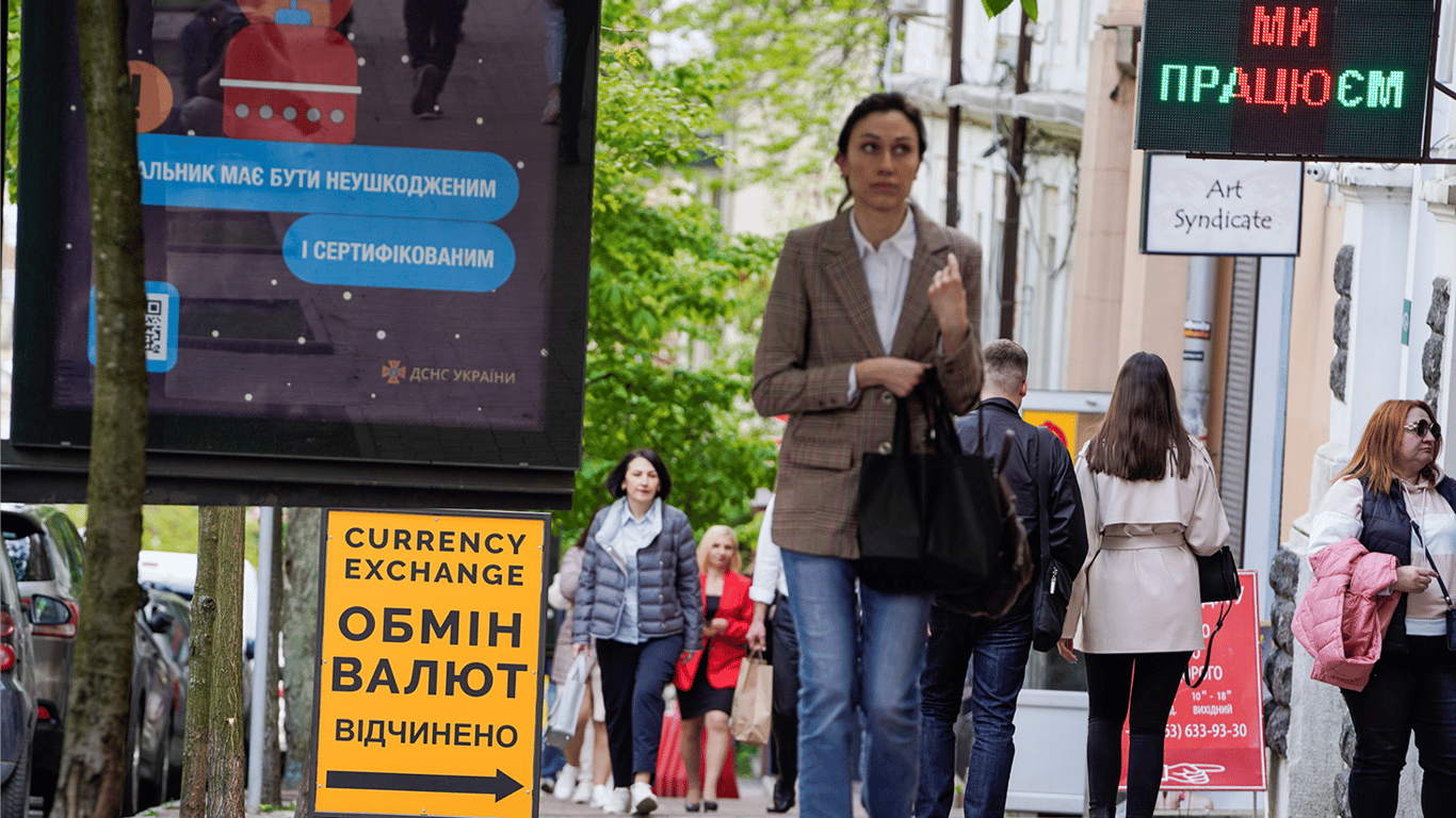 Долар може сягнути 51 грн раніше, ніж прогнозують: до чого готуватись українцям