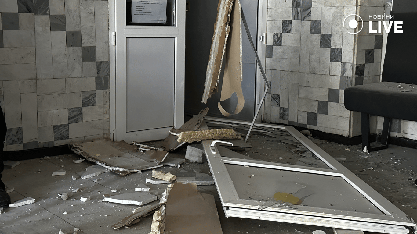  Зруйновані конструкції та уламки скла в поліклініці Харкова після російського удару