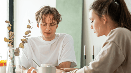 Five reasons someone avoids making eye contact with you - 285x160