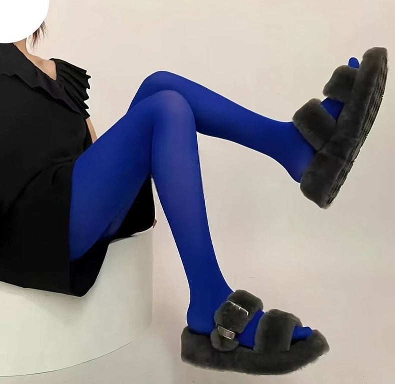 Сині колготи для сміливих жінок