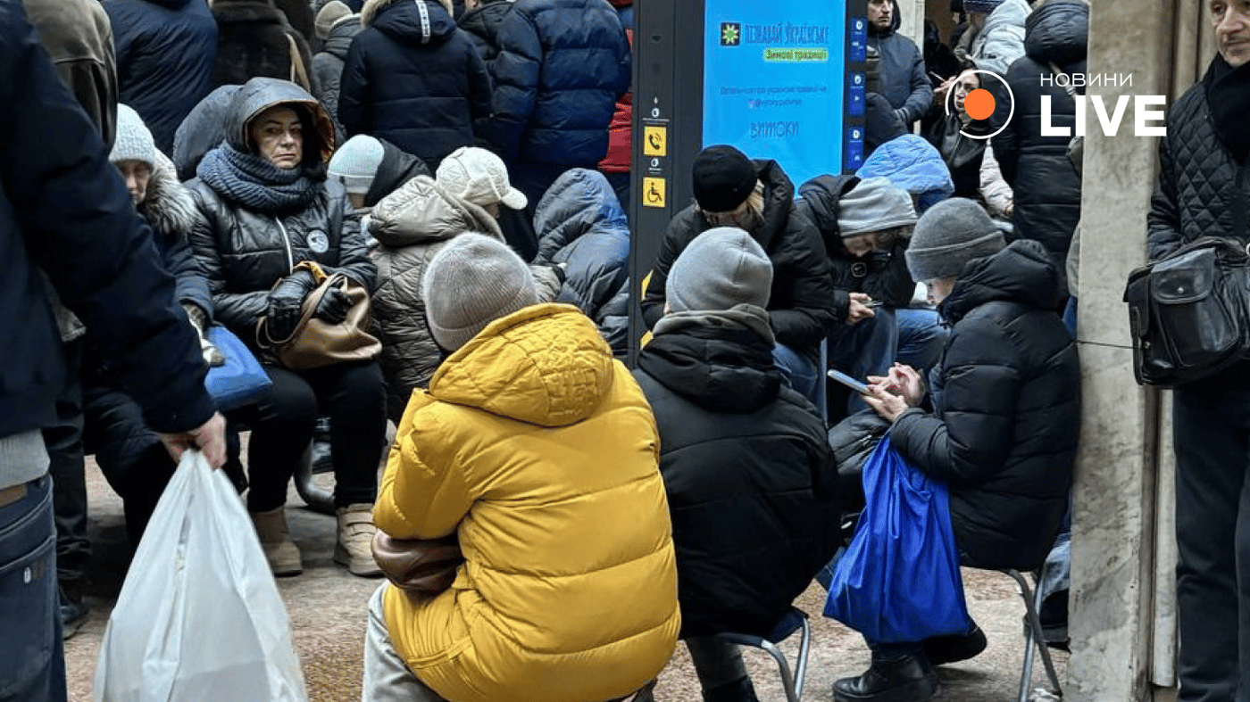 Кияни ховаються в метро