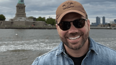 Пухнасті та незвичайні — які трендові светри радить Андре Тан - 285x160