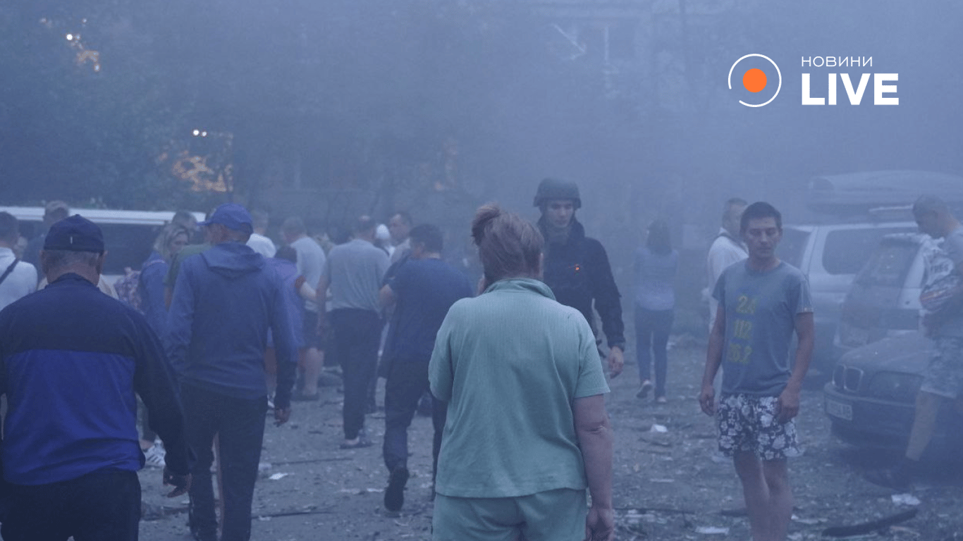 Зруйнована багатоповерхівка в Києві внаслідок обстрілу 31 липня