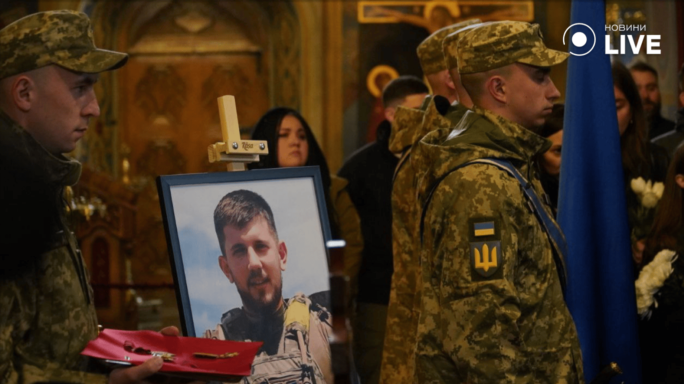 В Киеве прощаются с погибшим военным Павлом Петриченко