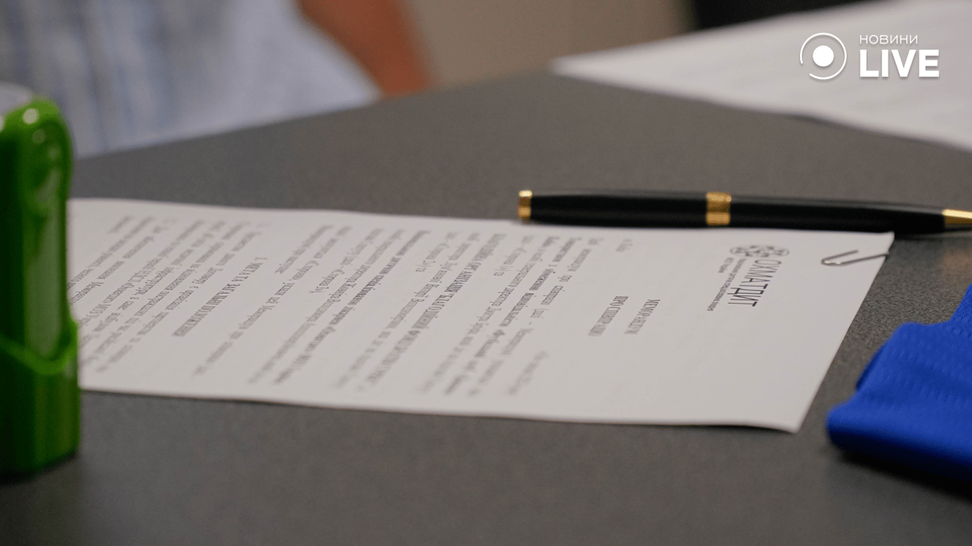 Ручка і документи на столі