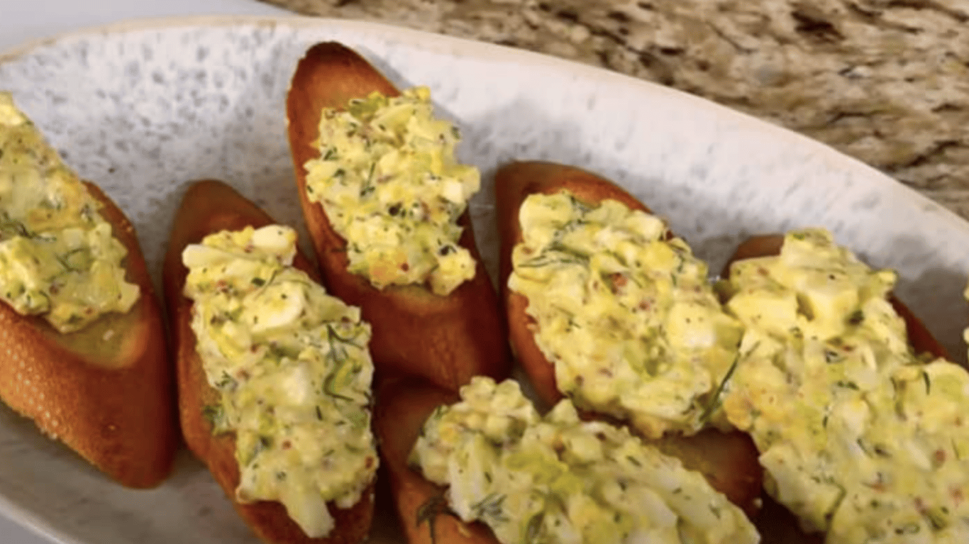 Ароматний сніданок: тост із яйцями, кропом і пікантною гірчицею