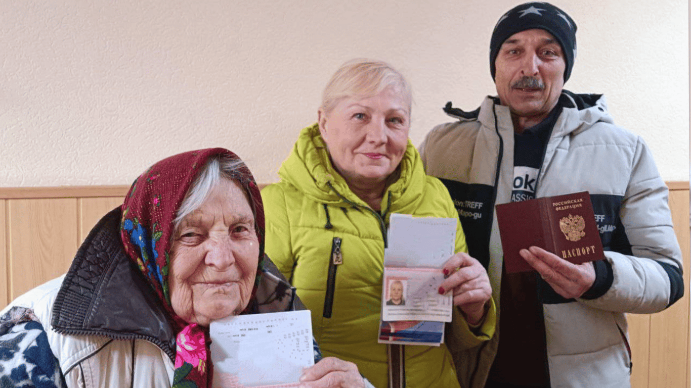 Оккупанты уже начали раздавать паспорта РФ жителям Авдеевки
