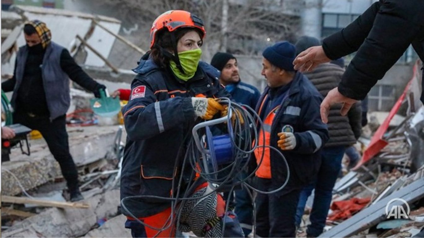 У Туреччині рятувальники знаходять людей, які провели під руїнами тиждень