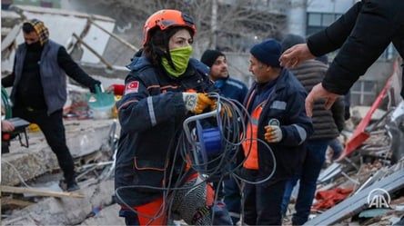 В Турции спасатели обнаружили семью, которая неделю находилась под руинами дома - 285x160