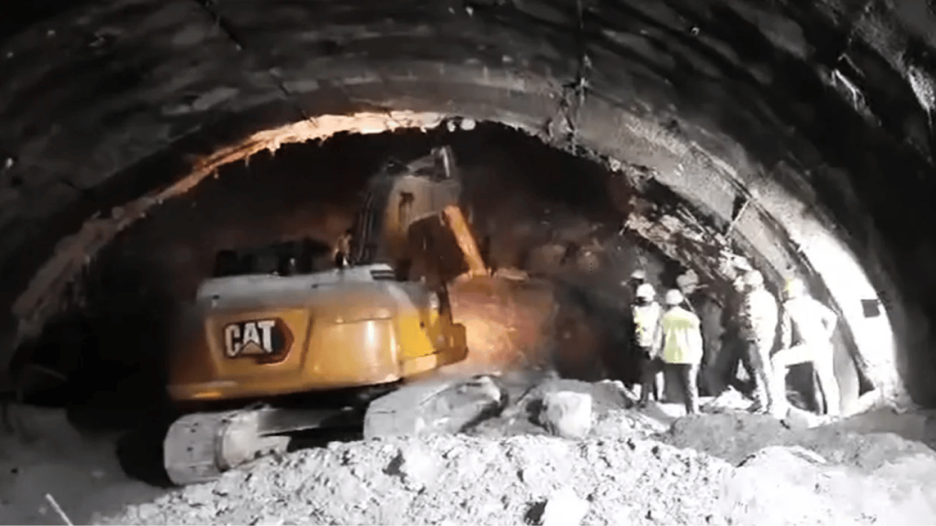 В Индии обрушился горный тоннель — 40 работников оказались под завалами