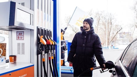На АЗС змінилися ціни на деякі марки бензину: скільки зараз коштує пальне - 285x160