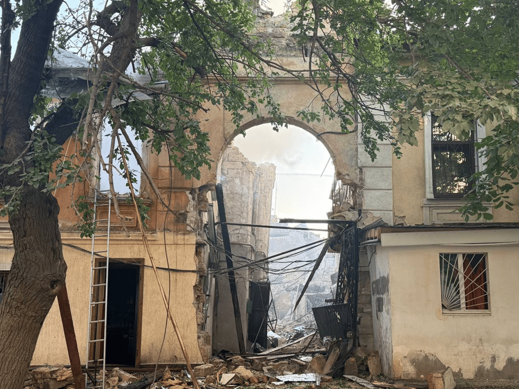 Атака на Одессу - под завалами ищут людей - фото 2