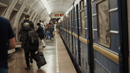 У Києві рух поїздів метро зупинено через зниження напруги - 290x166