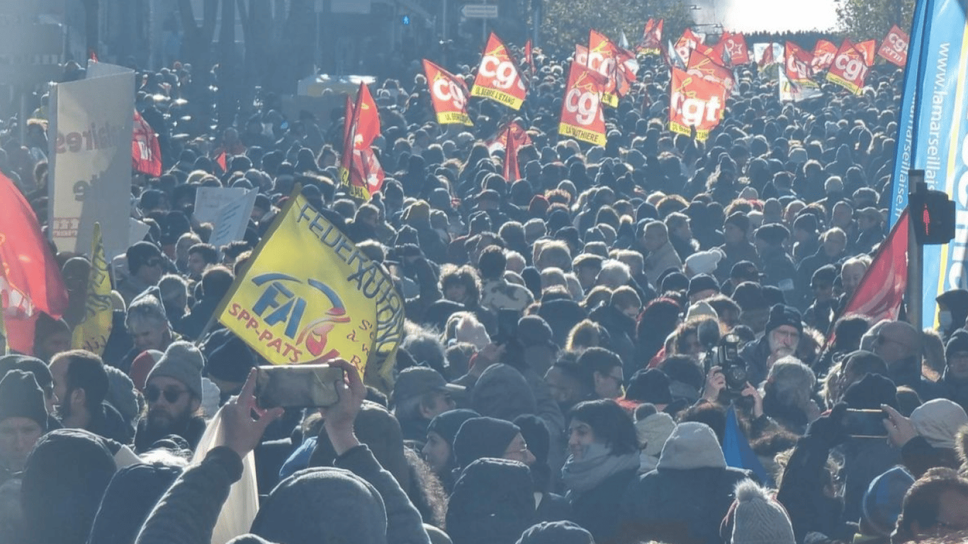 Профспілки Франції просять Макрона поставити паузу у пенсійній реформі